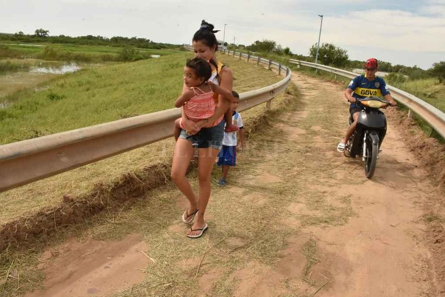 ELLITORAL_236347 |  Guillermo Di Salvatore El cruce. La gente que va y viene de La Boca está utilizando el puente de una mano. Piden que se organice un operativo para evitar conflictos entre los vehículos al cruzarlo.