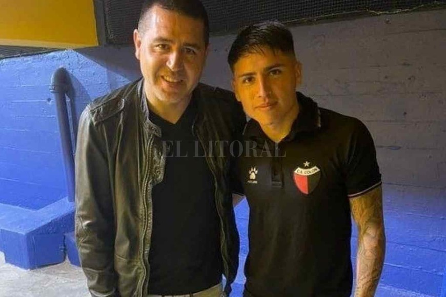 ELLITORAL_406913 |  Gentileza La foto del encuentro. Román Riquelme junto a Facundo Farías en los pasillos de la Bombonera