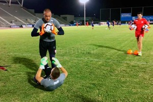 ELLITORAL_244381 |  Prensa Club Atlético Unión Capitán internacional. Típico ejercicio entre arqueros en el llano de Guayaquil, esperando el momento de  subir  a la altura de Quito.