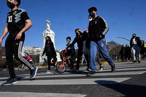 ELLITORAL_321360 |  NA Buenos Aires: Paseos, caminatas, ciclismo y también un picadito de fútbol, ya forman de algunas actividades permitidas, siempre que se mantengan los recaudos sanitarios, como uso de tapabocas y distancia social, para prevenir la expansión de contagios de coronavirus.
Foto: Raúl Ferrari 22082020