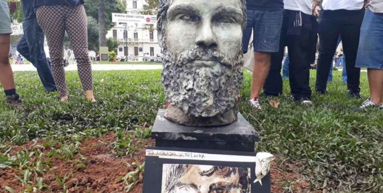 Retiraron un busto de Santiago Maldonado por ser colocado sin autorización en Plaza de Mayo 