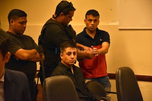 Guillermo Di Salvatore El tribunal consideró autor a Fernández (sentado) y partícipe a Bergallo (de pié) por el homicidio de Carlos Alberto Farías y el de su hermano David en grado de tentativa.