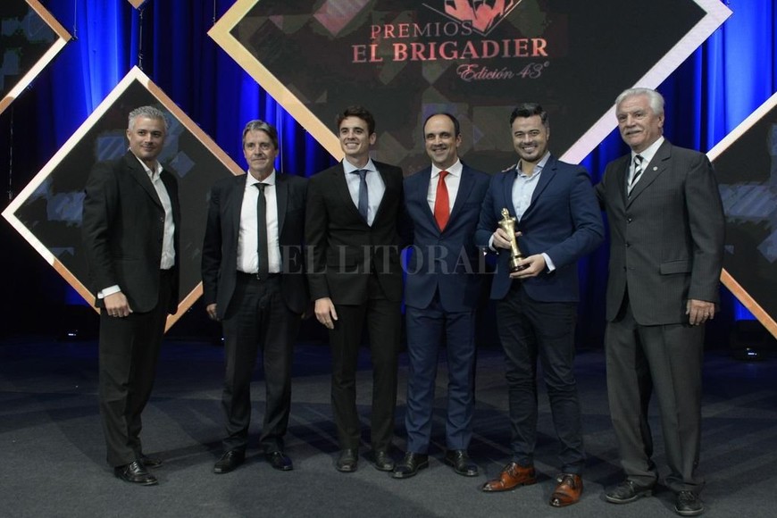 ELLITORAL_230690 |  SLEF El Brigadier de Oro fue para Supermercados Alvear que fue entregado por Guillermo Alvarez -titular de ADE-, junto al intendente José Corral y el ministro José Garibay.