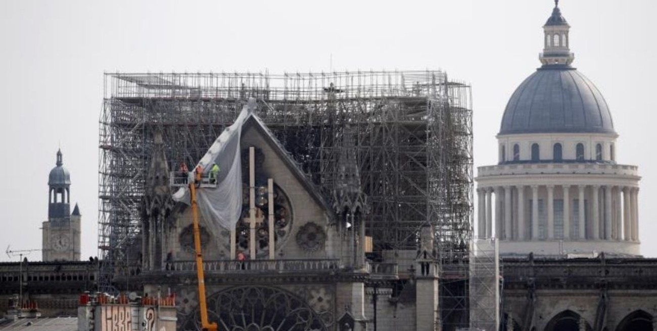 Cerraron la plaza de Notre Dame en París por alta concentración de plomo