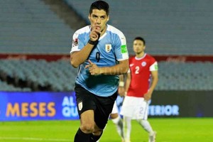 ELLITORAL_330355 |  Gentileza Luis Suárez siempre está presente en la red rival: esta vez anotó la apertura para el charrúa, desde el punto penal.
