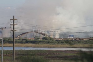 ELLITORAL_126858 |  Archivo El Litoral / Manuel Fabatía Riesgo. En la zona del puente carretero, la quema de basura genera una densa humerada que complica la visibilidad y puede provocar accidentes.