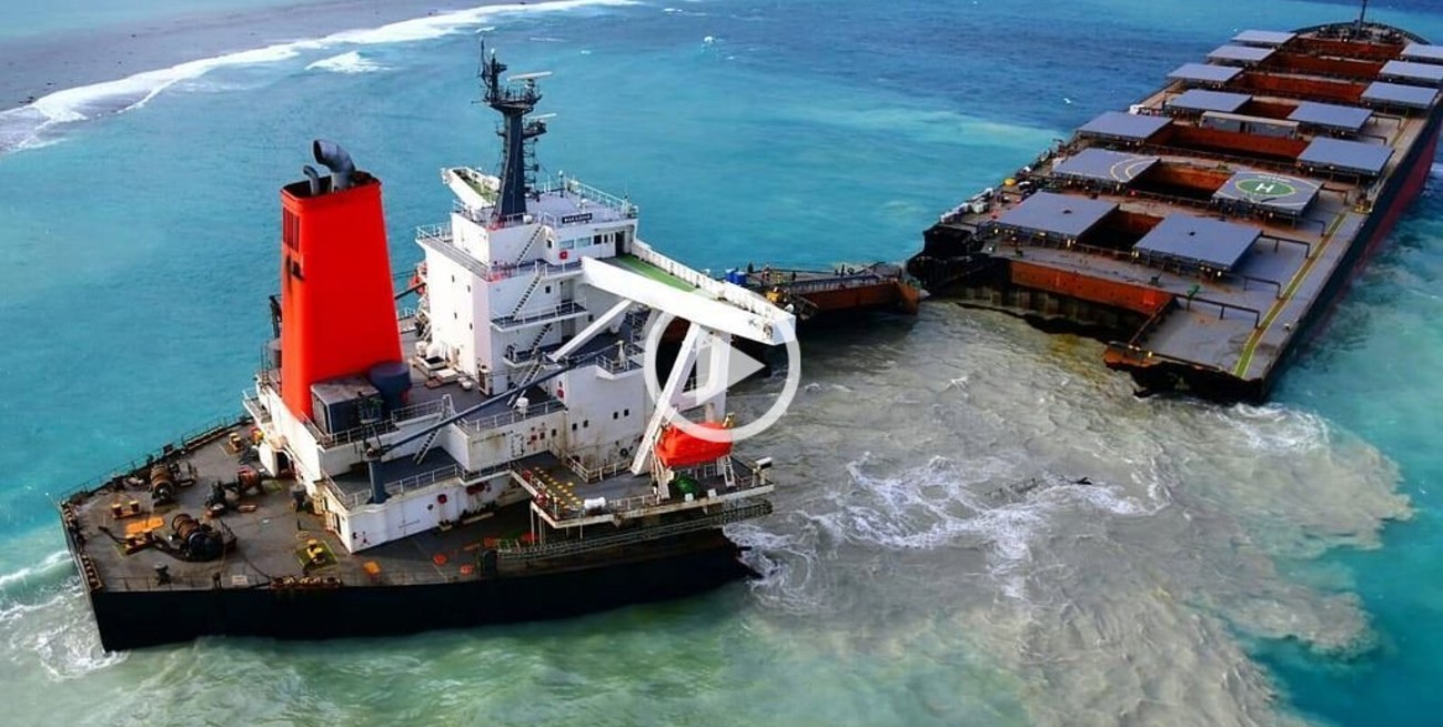Un buque petrolero se partió en dos frente a la Isla Mauricio causando un grave daño ambiental