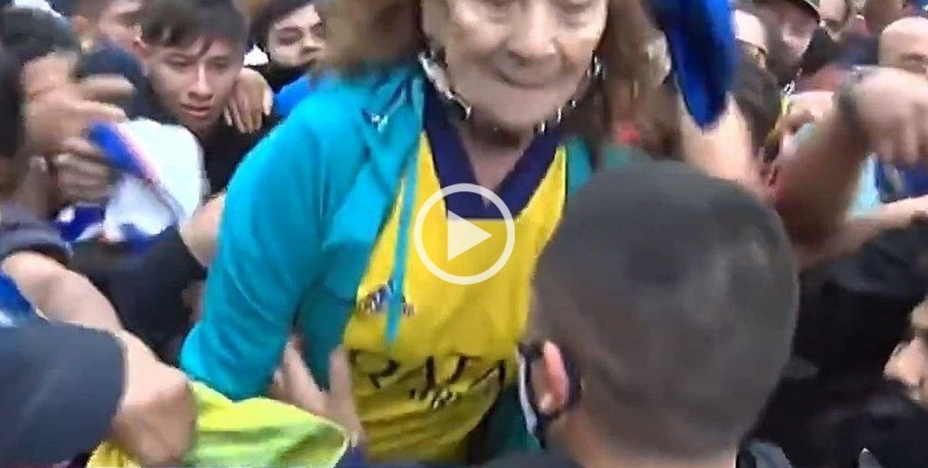 Video: Riquelme alzó a una señora de 82 años que había quedado atrapada entre los hinchas de Boca