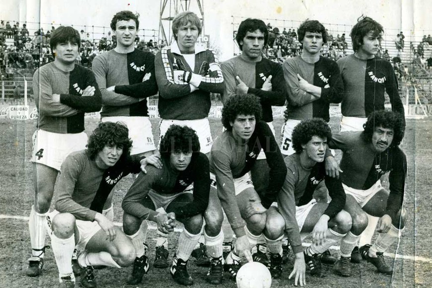 ELLITORAL_232070 | Archivo El Litoral Aquél Colón del profesor Hurtado y Nito Veiga, en 1983. De pie: Juncos, Godano, Micheli, Bustingorria, Pighín e Inderkumer. Agachados: Mercado, Pesoa, Andrada, Mir y Benítez.