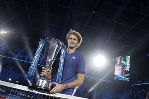 ELLITORAL_419624 |  Reuters Tennis - ATP Finals - Pala Alpitour, Turin, Italy - November 21, 2021 Germany's Alexander Zverev pose for a picture with trophy after winning his final match against Russia's Daniil Medvedev REUTERS/Guglielmo Mangiapane