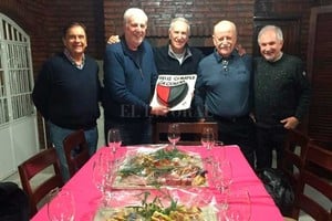 El Litoral Con Hilbert y Fleming. José Néstor Vignatti, la torta sabalera que no podía faltar para los 75 años y la foto de ocasión. En la imágen, uno de sus vicepresidentes ?Patricio Fleming? y el asesor letrado Luis Leopoldo Hilbert, que lleva adelante el reclamo del tema Paraguay en la Conmebol. Luego de soplar las velitas, Vignatti arrancó con todo el armado del nuevo equipo.