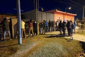 El Litoral El momento en que interviene la policía con los  divertidos  concurrentes.