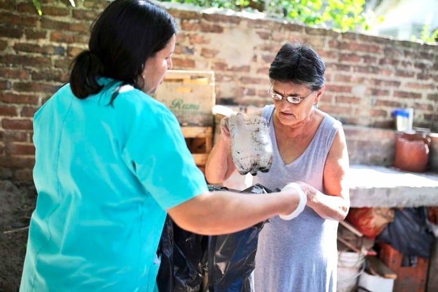 ELLITORAL_285470 |  Gentileza. A mediados de enero se inició un operativo de control de larvas en barrio Chalet, a cargo del municipio y el Ministerio de Salud.