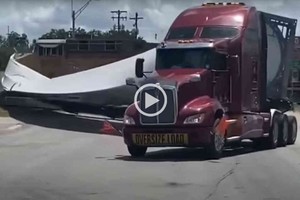 ELLITORAL_400995 |  Captura de video Captaron en Texas, imágenes de una catástrofe de ferrocarril, cuando un tren impactó contra un camión.