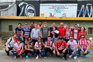 ELLITORAL_244383 |  Gentileza Más hinchas de Unión, en este caso posando en la puerta del estadio Atahualpa, ubicado en un lugar céntrico de la capital ecuatoriana.