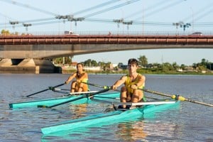 ELLITORAL_377073 |  Gentileza Germán Amer e Ingrid Mancipar en la Laguna Setúbal con el Puente Colgante y el Viaducto Oroño de fondo.