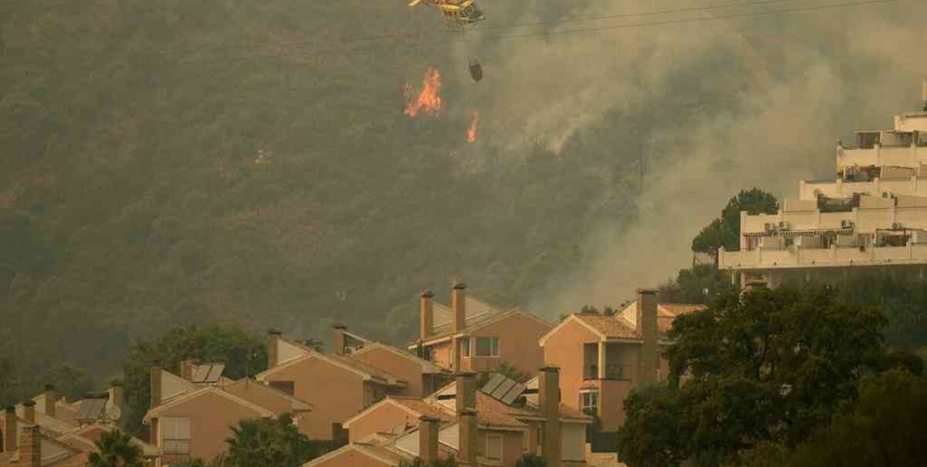 El incendio forestal en España dejó un bombero muerto y unos mil de evacuados