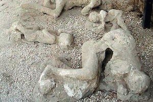 ELLITORAL_401897 |  Archivo Los Fugitivos de Pompeya . Cuando Sarmiento visitó las ruinas de la ciudad en 1847 escribió  es una lástima que no pueda aplicarse a las ciudades muertas de sofocación, como a los seres animados, el galvanismo .