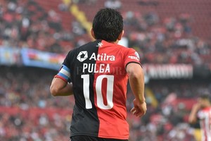 ELLITORAL_321133 |  Manuel Fabatia Al Jardín de la República.  Para las de Simoca, mis ansias locas de estar allí , cantaba la querida  Negra  Mercedes Sosa. El  Pulga , hoy en Colón, mirando a Tucumán.