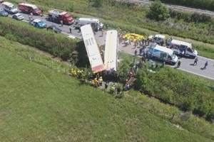 Archivo La hipótesis de la causa del choque es la explosión del neumático delantero izquierdo de uno de los vehículos.