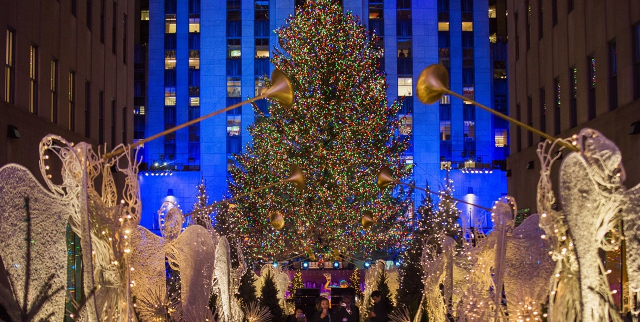 El tradicional árbol navideño llegó para adornar el Rockefeller Center en Nueva York
