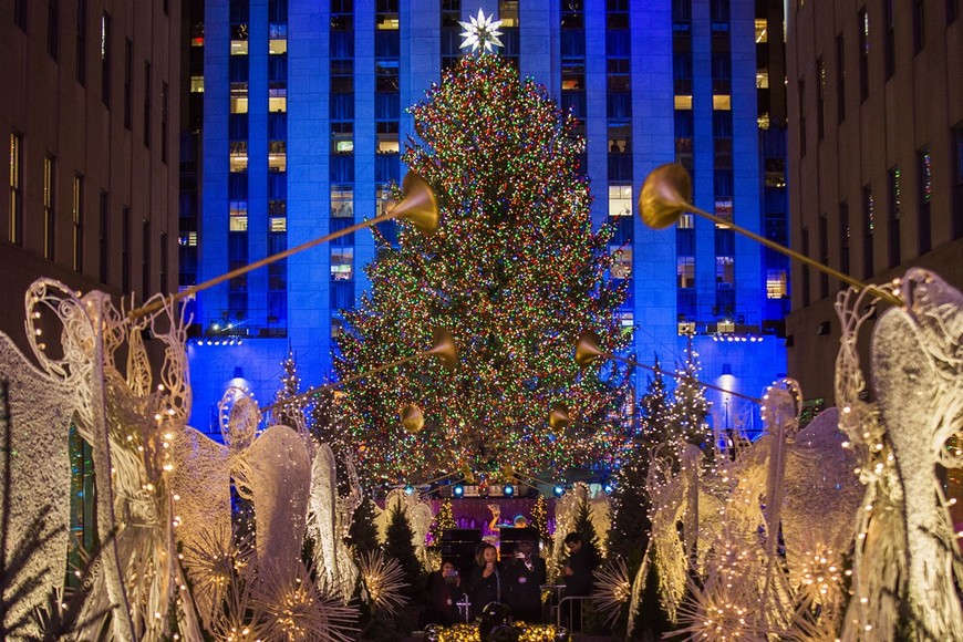 ELLITORAL_338241 |  Andres Kudacki The Rockefeller Center Christmas tree stands lit as people take photos of it and the holiday decorations at Rockefeller Center during the 85th annual Rockefeller Center Christmas tree lighting ceremony, Wednesday, Nov. 29, 2017, in New York. (AP Photo/Andres Kudacki)