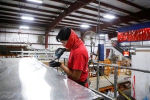 ELLITORAL_374737 |  Reuters Un operario instala un techo de aluminio en el taller de fabricación de remolques de carga de Look Trailers en Middlebury, Indiana, EE. UU., el 1 de abril de 2021.