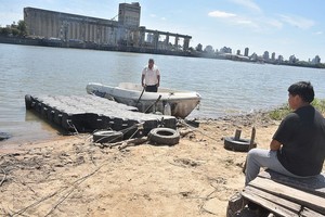 ELLITORAL_407734 |  Guillermo Di Salvatore Gerónimo Heredia es el  último botero  que se mantiene prestando el servicio de lancha - taxi en Alto Verde