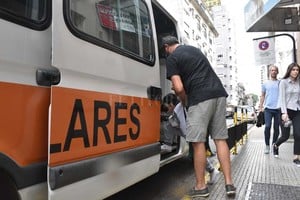 ELLITORAL_364600 |  Flavio Raina Arriba. Sólo dos escolares trasladó esta unidad en el comienzo de semana.  Es algo insostenible , dijo el chofer.