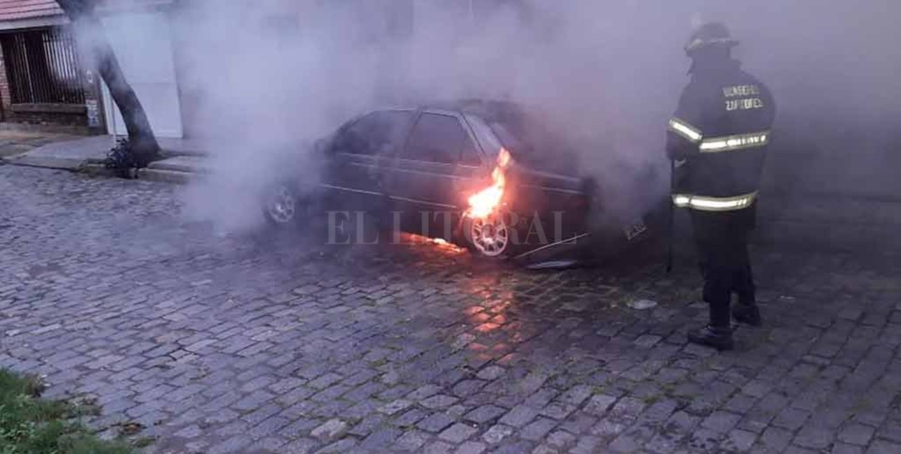 Investigan el incendio de un vehículo en el norte de la ciudad