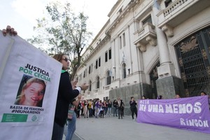 ELLITORAL_262906 |  Pablo Aguirre Una multitud exigió  justicia  frente a Tribunales durante la audiencia realizada este martes por la tarde.