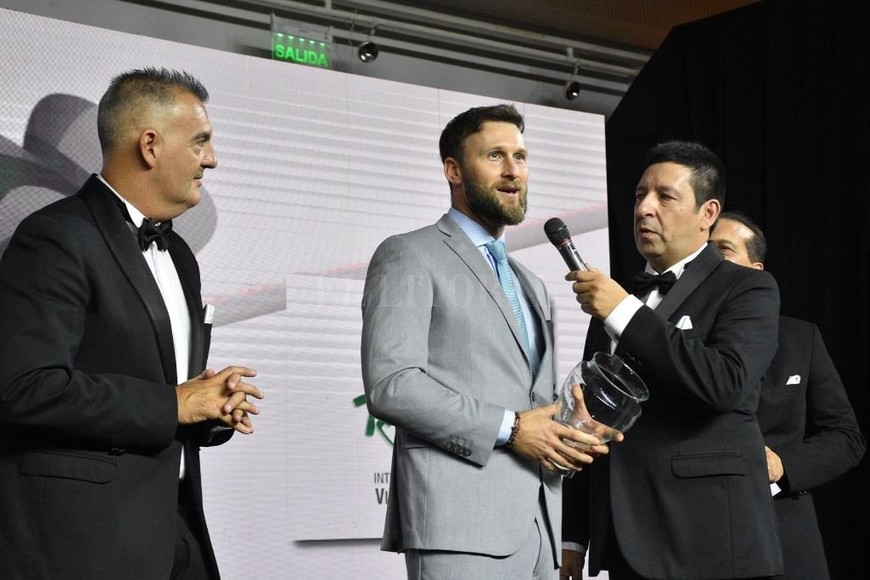 ELLITORAL_274086 | Manuel Alberto Fabatía Se consagró Potolicchio Este esperancino tuvo un año 2019 soñado. Fue campeón con su equipo los Gremlis en la Liga de Estados Unidos, formación con la que también fue campeón del mundo. Fue campeón del mundo en República Checa y medalla de oro en los Juegos Panamericanos en Perú con la Selección Argentina. Está radicado en Guatemala y este año jugó partidos en San Diego California y en el campeonato europeo para un equipo de Roma.