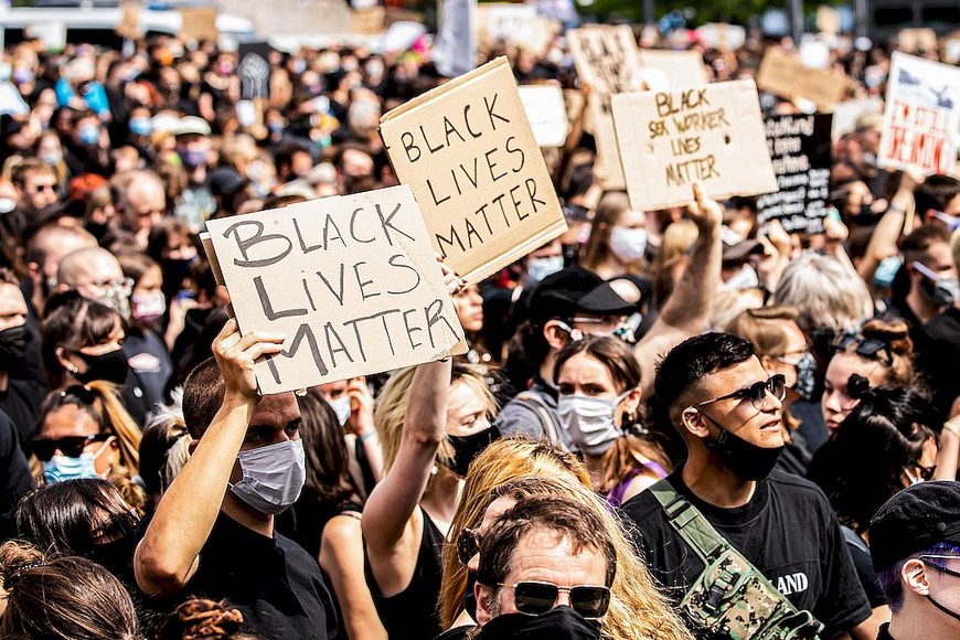 ELLITORAL_306247 |  Xinhua (200607) -- BERLIN, 7 junio, 2020 (Xinhua) -- Imagen del 6 de junio de 2020 de personas asistiendo a una manifestación en la plaza Alexanderplatz en Berlín, Alemania. Decenas de miles de personas en Alemania se manifestaron el sábado contra el racismo y la brutalidad policial luego del asesinato del afroamericano George Floyd en la ciudad estadounidense de Mineápolis. (Xinhua/Binh Truong) (ah) (da) (ce)