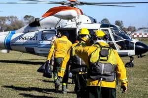 ELLITORAL_307803 |  Télam. Refuerzos. El operativo de combate al fuego en el delta del río Paraná incluyó recursos del gobierno nacional, del Municipio de Rosario y de la Provincia de Santa Fe.