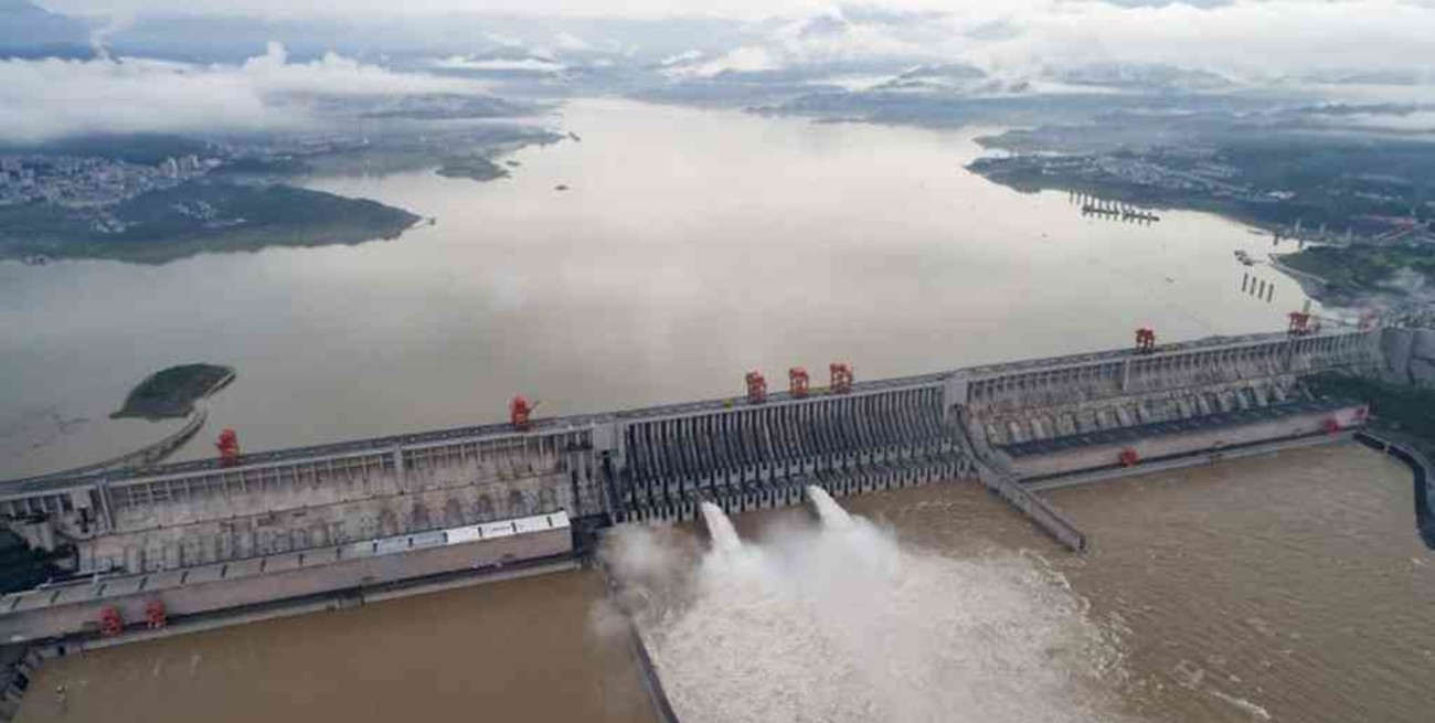 China destruyó una presa, mientras suben los muertos por las inundaciones