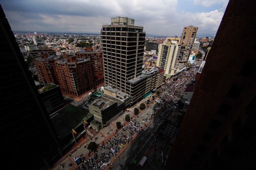 ELLITORAL_272222 |  Xinhua (191121) -- BOGOTA, 21 noviembre, 2019 (Xinhua) -- Personas participan en una marcha en la ciudad de Bogotá, capital de Colombia, el 21 de noviembre de 2019. Al menos 36 personas resultaron heridas el jueves durante las marchas que se llevaron a cabo en todo Colombia, las cuales fueron convocadas por los principales sindicatos del país, informó la Policía colombiana. (Xinhua/Jhon Paz) (jhp) (mm) (da)