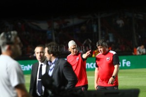 ELLITORAL_230089 |  Pablo Aguirre ¿Y si en breve nos sentamos allá? , parece decirle Omar De Felippe a su colaborador. Fue hace poco, cuando Newell?s visitó a Colón en el Brigadier López.