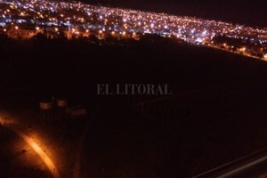 ELLITORAL_310555 |  Gentileza Así es la vista nocturna del Parque Federal desde una de las torres del Procrear cuando se sabotea el sistema eléctrico y se producen apagones.