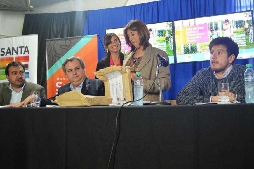 ELLITORAL_188128 |  Gentileza Secretaría de Comunicación Social Apertura de sobres. De la apertura de sobres participaron el secretario de Estado del Hábitat de la provincia, Diego Leone; el ministro de Gobierno y Reforma de Estado, Pablo Farías; la intendenta de Santo Tomé, Daniela Qüesta; y un funcionario de la Subsecretaría de Hábitat y Desarrollo Humano de la Nación, Emanuel Godoy.