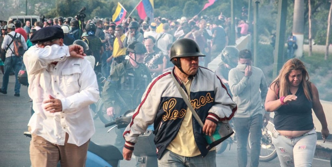 Venezuela sacudida por un levantamiento que busca poner fin al gobierno de Maduro