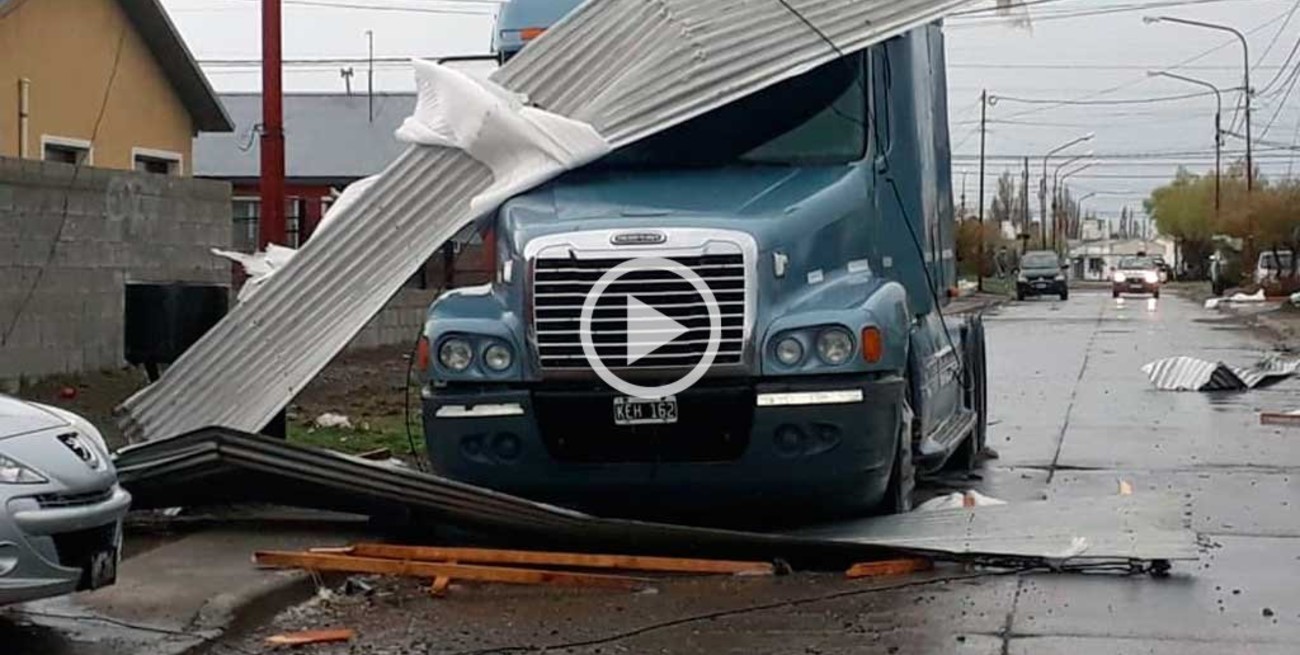 Video: feroz temporal azotó a Rio Gallegos y provocó destrozos