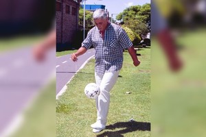 ELLITORAL_259603 |  Guillermo Di Salvatore Una zurda inmortal. Ernesto Juan Álvarez, popularmente conocido como  Cococho , en una producción especial de El Litoral en el año 2000, cuando los periodistas deportivos Enrique Cruz, Ángel Cappelletti y Darío Pignata (autor de este tributo al ídolo) editaron el libro  La Pasión del Siglo , una recopilación de El Litoral con todos los clásicos de Santa Fe. Esa vez, ya retirado, aceptó el desafío de  hacer jueguito  con la zurda.