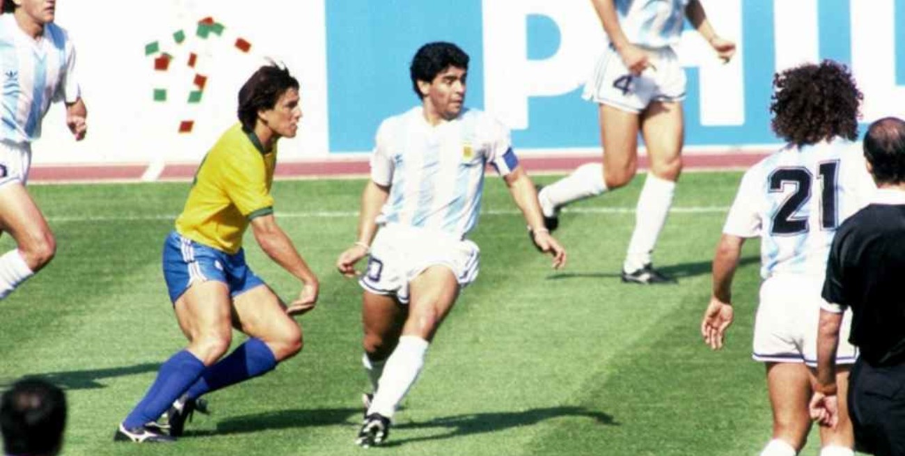 Subastaron la camiseta que Diego Maradona usó contra Brasil en Italia 90