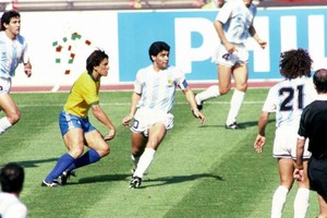 ELLITORAL_391199 |  Gentileza Maradona en Argentina - Brasil, partidos de octavos de final en el mundial 1990.