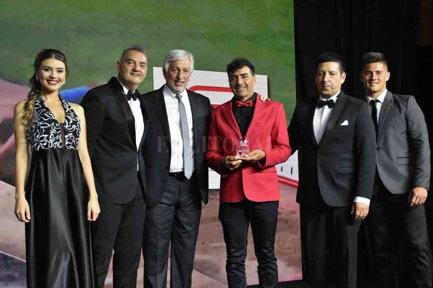 ELLITORAL_274090 |  Manuel Fabatía El premio al hincha. En la figura del oriundo de San Javier, Jorge Nini, el famoso hincha que llegó a Asunción del Paraguay en bicicleta, se distinguió el éxodo de 40.000 sabaleros para la final de la Copa Sudamericana. El vice José Alonso distinguió al hincha y le prometió de regalo una camiseta oficial de Colón firmada por el plantel.