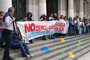 Gentileza La escuela se nos cae encima , decía el cartel de la gente movilizada durante el abrazo simbólico al ex Colegio Nacional, hace unos días.