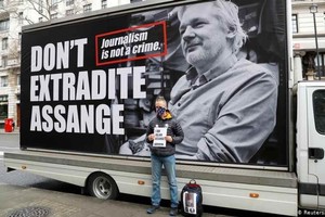 ELLITORAL_413248 |  Gentileza Cartel con un mensaje de apoyo para que no extraditen a Julian Assange.  El periodismo no es un crimen , dice.