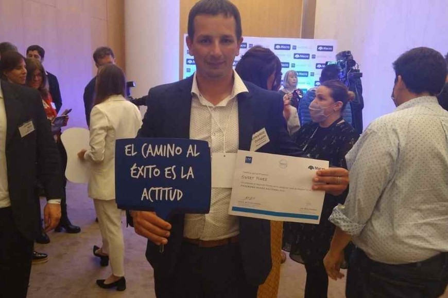 ELLITORAL_413234 |  Gentileza L. Cristaldo El joven, con el diploma de premiación.  Soy un fanático de todo lo que sean emprender, crear, planificar , dice.