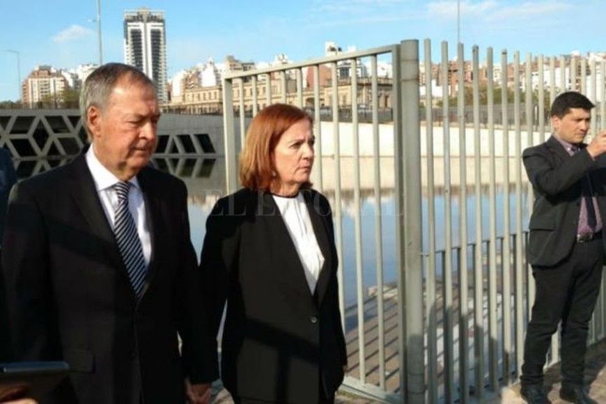 ELLITORAL_222989 | Internet Uno de los primeros en llegar al lugar fue el gobernador Juan Schiaretti junto a su esposa, Alejandra Vigo.