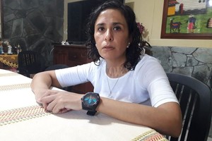 El Litoral La mujer policía está en su casa, porque le concedieron la prisión domiciliaria.  Me preocupan mis compañeros, que siguen en la comisaría 11ma. Ellos tienen hijos chicos que los extrañan , dijo Sopérez.